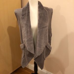 NWT Mia & Tess Grey Vest Shawl with Pockets